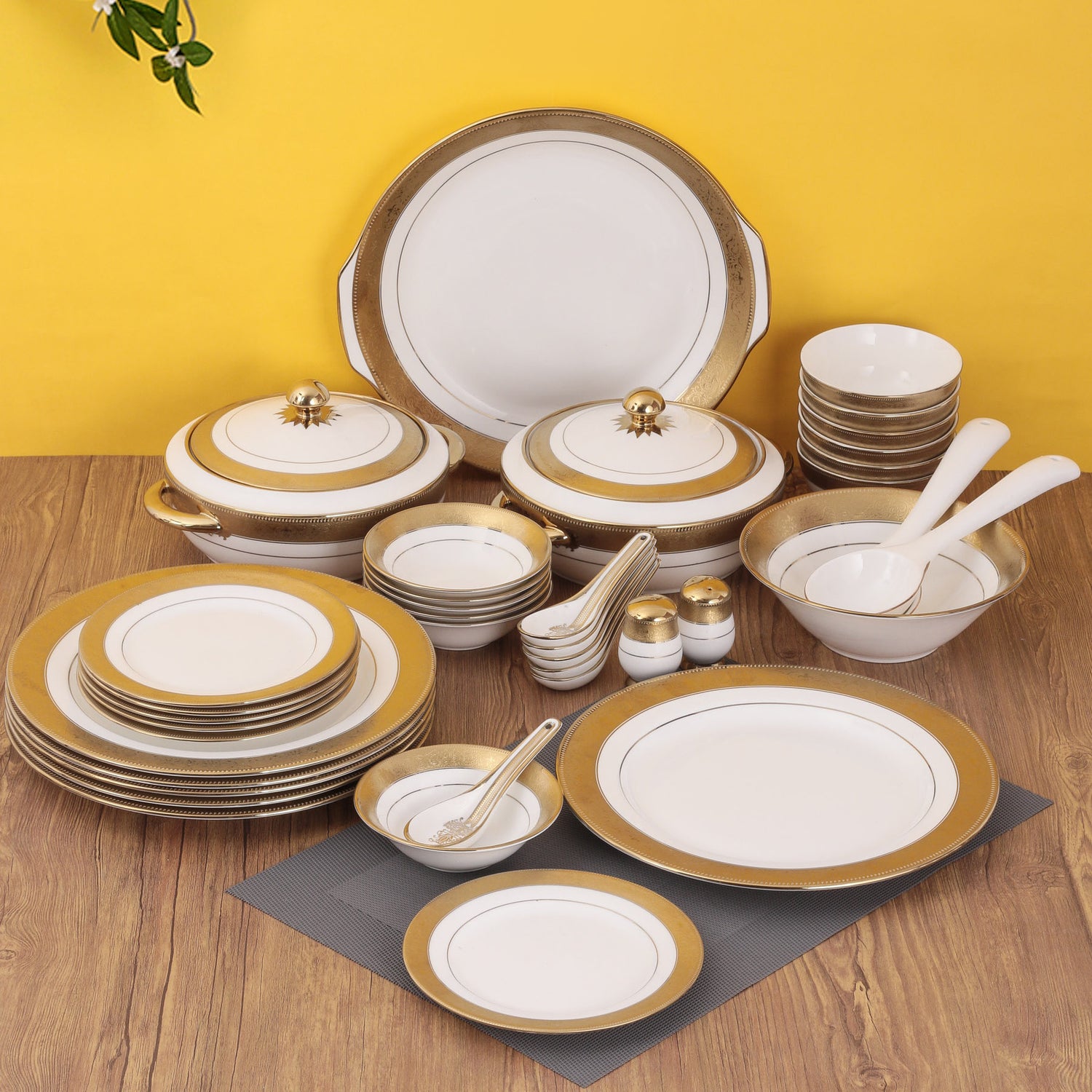 Wholesale Imperial Gold Versace Dinner Set Coffee Set for Sale - China Best  Fine Bone China Tableware and Bone China Full Dinner Set price